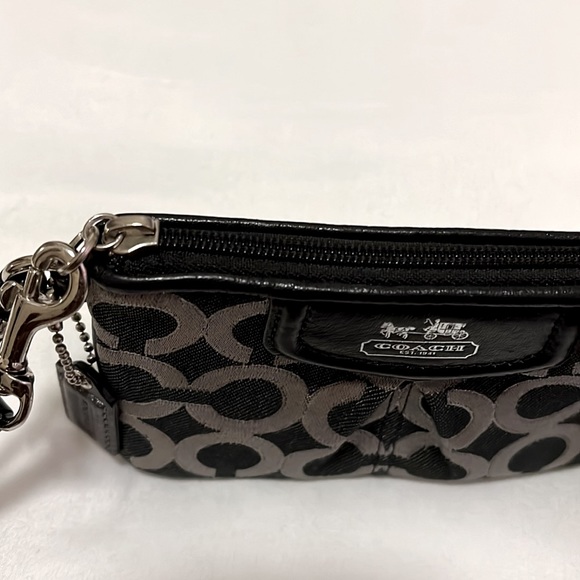 COACH>> Wristlet - Picture 10 of 11